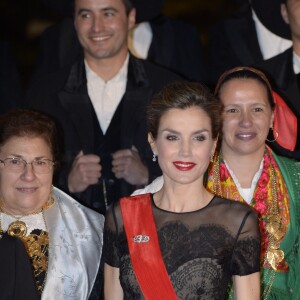 La reine Letizia (en robe Carolina Herrera) et le roi Felipe d'Espagne prenaient part le 28 novembre 2016 à un dîner officiel à Guimarães dans le cadre de leur visite d'Etat au Portugal.