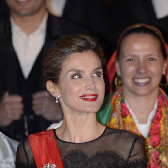 La reine Letizia (en robe Carolina Herrera) et le roi Felipe d'Espagne prenaient part le 28 novembre 2016 à un dîner officiel à Guimarães dans le cadre de leur visite d'Etat au Portugal.