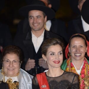 La reine Letizia (en robe Carolina Herrera) et le roi Felipe d'Espagne prenaient part le 28 novembre 2016 à un dîner officiel à Guimarães dans le cadre de leur visite d'Etat au Portugal.