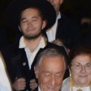 La reine Letizia (en robe Carolina Herrera) et le roi Felipe d'Espagne prenaient part le 28 novembre 2016 à un dîner officiel à Guimarães dans le cadre de leur visite d'Etat au Portugal.