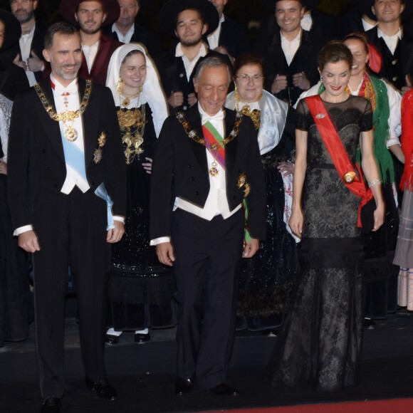La reine Letizia (en robe Carolina Herrera) et le roi Felipe d'Espagne prenaient part le 28 novembre 2016 à un dîner officiel à Guimarães dans le cadre de leur visite d'Etat au Portugal.