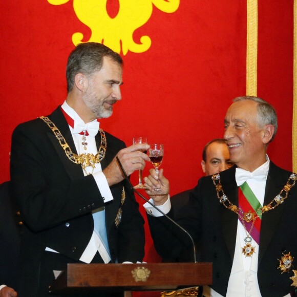 La reine Letizia (en robe Carolina Herrera) et le roi Felipe d'Espagne prenaient part le 28 novembre 2016 à un dîner officiel à Guimarães dans le cadre de leur visite d'Etat au Portugal.