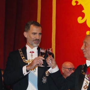 La reine Letizia (en robe Carolina Herrera) et le roi Felipe d'Espagne prenaient part le 28 novembre 2016 à un dîner officiel à Guimarães dans le cadre de leur visite d'Etat au Portugal.