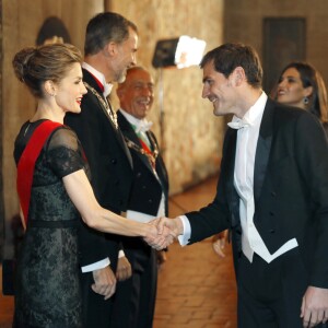 La reine Letizia (en robe Carolina Herrera) et le roi Felipe d'Espagne prenaient part le 28 novembre 2016 à un dîner officiel à Guimarães dans le cadre de leur visite d'Etat au Portugal.