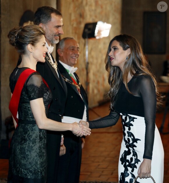 La reine Letizia (en robe Carolina Herrera), qui salue ici la journaliste Sara Carbonero, épouse du footballeur Iker Casillas, et le roi Felipe d'Espagne prenaient part le 28 novembre 2016 à un dîner officiel à Guimarães dans le cadre de leur visite d'Etat au Portugal.