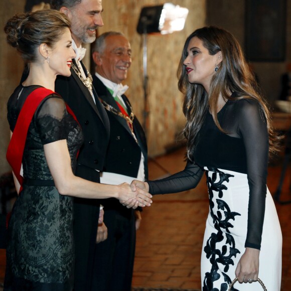 La reine Letizia (en robe Carolina Herrera), qui salue ici la journaliste Sara Carbonero, épouse du footballeur Iker Casillas, et le roi Felipe d'Espagne prenaient part le 28 novembre 2016 à un dîner officiel à Guimarães dans le cadre de leur visite d'Etat au Portugal.