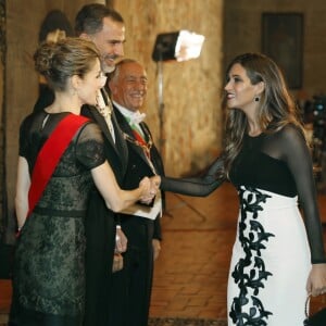 La reine Letizia (en robe Carolina Herrera), qui salue ici la journaliste Sara Carbonero, épouse du footballeur Iker Casillas, et le roi Felipe d'Espagne prenaient part le 28 novembre 2016 à un dîner officiel à Guimarães dans le cadre de leur visite d'Etat au Portugal.