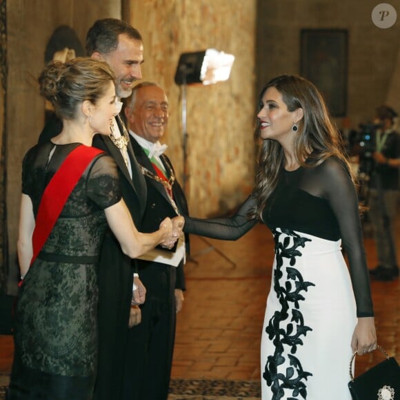 La reine Letizia (en robe Carolina Herrera), qui salue ici la journaliste Sara Carbonero, épouse du footballeur Iker Casillas, et le roi Felipe d'Espagne prenaient part le 28 novembre 2016 à un dîner officiel à Guimarães dans le cadre de leur visite d'Etat au Portugal.