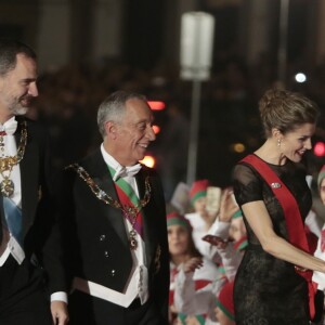 La reine Letizia (en robe Carolina Herrera) et le roi Felipe d'Espagne prenaient part le 28 novembre 2016 à un dîner officiel à Guimarães dans le cadre de leur visite d'Etat au Portugal.