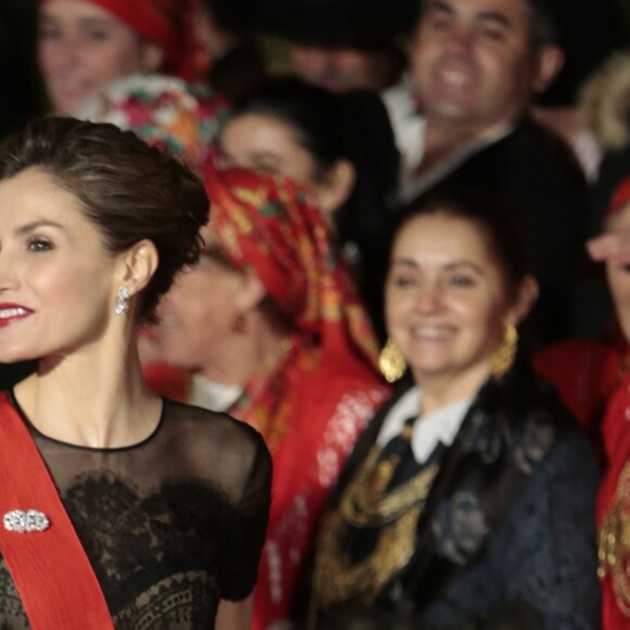 La reine Letizia (en robe Carolina Herrera) et le roi Felipe d'Espagne prenaient part le 28 novembre 2016 à un dîner officiel à Guimarães dans le cadre de leur visite d'Etat au Portugal.