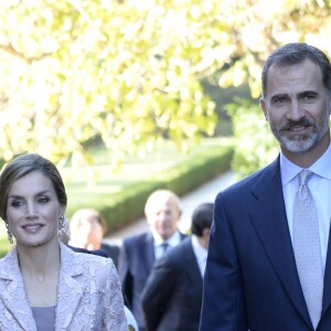 Le roi Felipe VI et la reine Letizia d'Espagne visitent l'exposition Joan Miro "Materiality and metamorphosis" à la fondation Serralves. La reine porte la même tenue que celle choisie voici 4 ans pour assister au mariage religieux du grand-duc héritier de Luxembourg. Le 28 novembre 2016  Felipe and Letizia of Spain visit the Joan Miro: 'Materiality and metamorphosis' exhibition at Serralves Foundation in Porto. November 28, 201628/11/2016 - Porto