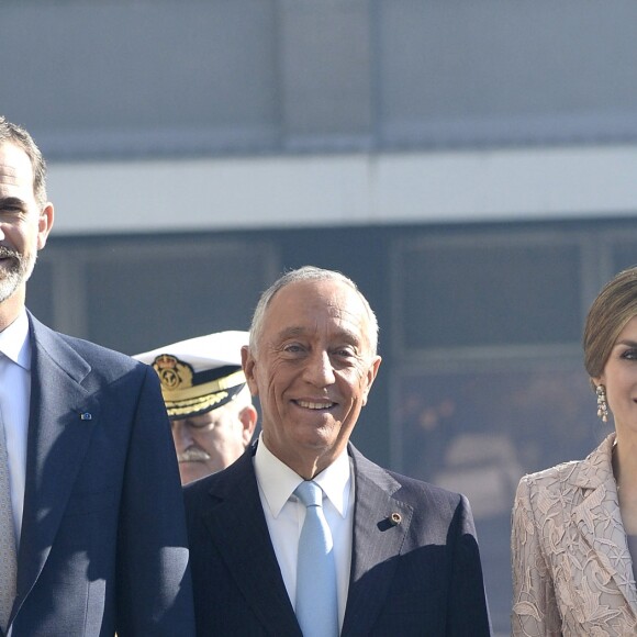 Le roi Felipe VI et la reine Letizia d'Espagne visitent la place de la Liberté et la Chambre de Commerce à Porto, accompagnés du président de la République du Portugal Marcelo Rebelo de Sousa. La reine porte la même tenue que celle choisie voici 4 ans pour assister au mariage religieux du grand-duc héritier de Luxembourg. Le 28 novembre 2016  Felipe and Letizia of Spain visit Plaza da Liberdade and Porto's Chamber of Commerce in Porto, Portugal. November 28, 201628/11/2016 - Porto