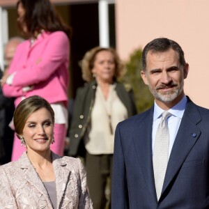 Le roi Felipe VI et la reine Letizia d'Espagne visitent l'exposition Joan Miro "Materiality and metamorphosis" à la fondation Serralves. La reine porte la même tenue que celle choisie voici 4 ans pour assister au mariage religieux du grand-duc héritier de Luxembourg. Le 28 novembre 2016  Felipe and Letizia of Spain visit the Joan Miro: 'Materiality and metamorphosis' exhibition at Serralves Foundation in Porto. November 28, 201628/11/2016 - Porto