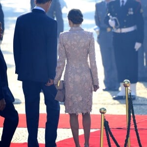 Le roi Felipe VI et la reine Letizia d'Espagne visitent la place de la Liberté et la Chambre de Commerce à Porto, accompagnés du président de la République du Portugal Marcelo Rebelo de Sousa. La reine porte la même tenue que celle choisie voici 4 ans pour assister au mariage religieux du grand-duc héritier de Luxembourg. Le 28 novembre 2016  Felipe and Letizia of Spain visit Plaza da Liberdade and Porto's Chamber of Commerce in Porto, Portugal. November 28, 201628/11/2016 - Porto