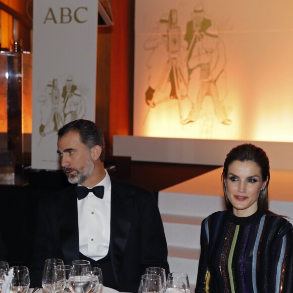 La reine Letizia d'Espagne était somptueuse et sophistiquée en robe Nina Ricci de la collection Resort 2017 pour la cérémonie des prix de journalisme Mariano de Cavia, Luca de Tena et Mingote qu'elle décernait le 13 décembre 2016 au siège du quotidien ABC avec son mari le roi Felipe VI.