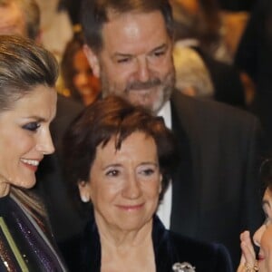 La reine Letizia d'Espagne était somptueuse et sophistiquée en robe Nina Ricci de la collection Resort 2017 pour la cérémonie des prix de journalisme Mariano de Cavia, Luca de Tena et Mingote qu'elle décernait le 13 décembre 2016 au siège du quotidien ABC avec son mari le roi Felipe VI.