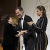 La reine Letizia d'Espagne était somptueuse et sophistiquée en robe Nina Ricci de la collection Resort 2017 pour la cérémonie des prix de journalisme Mariano de Cavia, Luca de Tena et Mingote qu'elle décernait le 13 décembre 2016 au siège du quotidien ABC avec son mari le roi Felipe VI.