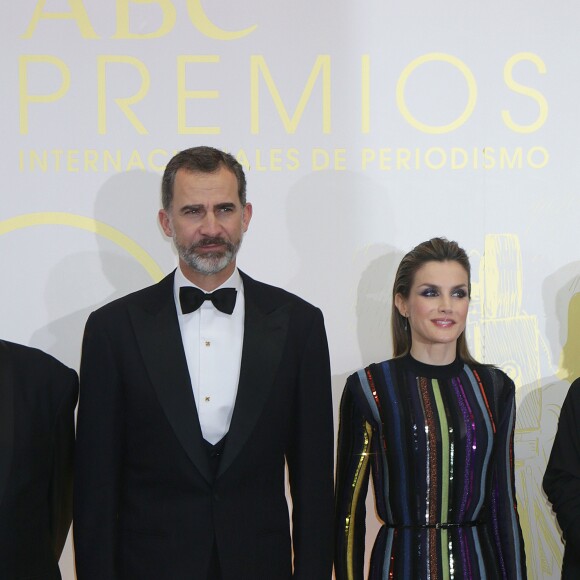 La reine Letizia d'Espagne était somptueuse et sophistiquée en robe Nina Ricci de la collection Resort 2017 pour la cérémonie des prix de journalisme Mariano de Cavia, Luca de Tena et Mingote qu'elle décernait le 13 décembre 2016 au siège du quotidien ABC avec son mari le roi Felipe VI.