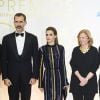 La reine Letizia d'Espagne était somptueuse et sophistiquée en robe Nina Ricci de la collection Resort 2017 pour la cérémonie des prix de journalisme Mariano de Cavia, Luca de Tena et Mingote qu'elle décernait le 13 décembre 2016 au siège du quotidien ABC avec son mari le roi Felipe VI.
