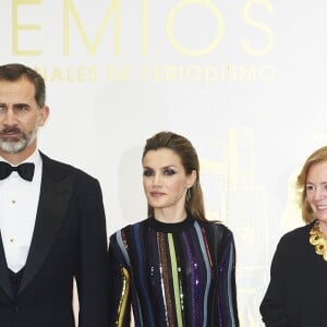 La reine Letizia d'Espagne était somptueuse et sophistiquée en robe Nina Ricci de la collection Resort 2017 pour la cérémonie des prix de journalisme Mariano de Cavia, Luca de Tena et Mingote qu'elle décernait le 13 décembre 2016 au siège du quotidien ABC avec son mari le roi Felipe VI.