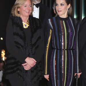 La reine Letizia d'Espagne était somptueuse et sophistiquée en robe Nina Ricci de la collection Resort 2017 pour la cérémonie des prix de journalisme Mariano de Cavia, Luca de Tena et Mingote qu'elle décernait le 13 décembre 2016 au siège du quotidien ABC avec son mari le roi Felipe VI.