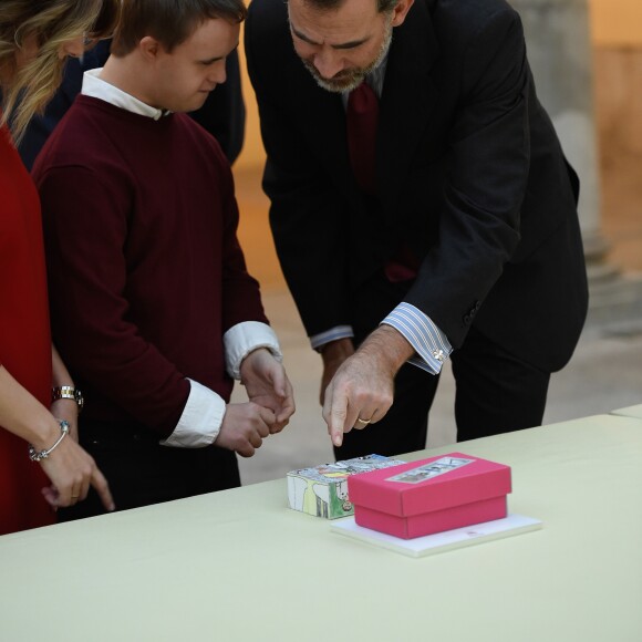 Le roi Felipe VI d'Espagne reçoit les enfants qui ont participé et gagné le concours "Qu'est-ce qu'un roi pour toi ?" au palais du Pardo à Madrid le 12 décembre 2016