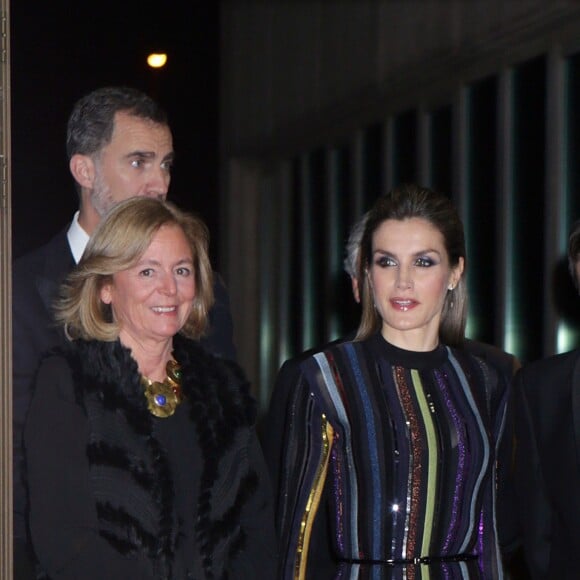 La reine Letizia d'Espagne était somptueuse et sophistiquée en robe Nina Ricci de la collection Resort 2017 pour la cérémonie des prix de journalisme Mariano de Cavia, Luca de Tena et Mingote qu'elle décernait le 13 décembre 2016 au siège du quotidien ABC avec son mari le roi Felipe VI.