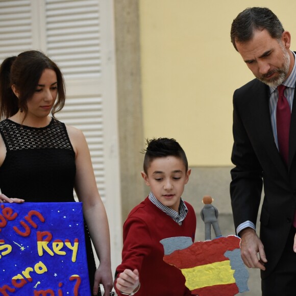 Le roi Felipe VI d'Espagne reçoit les enfants qui ont participé et gagné le concours "Qu'est-ce qu'un roi pour toi ?" au palais du Pardo à Madrid le 12 décembre 2016