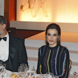 La reine Letizia d'Espagne était somptueuse et sophistiquée en robe Nina Ricci de la collection Resort 2017 pour la cérémonie des prix de journalisme Mariano de Cavia, Luca de Tena et Mingote qu'elle décernait le 13 décembre 2016 au siège du quotidien ABC avec son mari le roi Felipe VI.