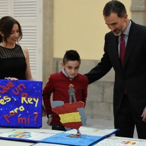 Le roi Felipe VI d'Espagne reçoit les enfants qui ont participé et gagné le concours "Qu'est-ce qu'un roi pour toi ?" au palais du Pardo à Madrid le 12 décembre 2016