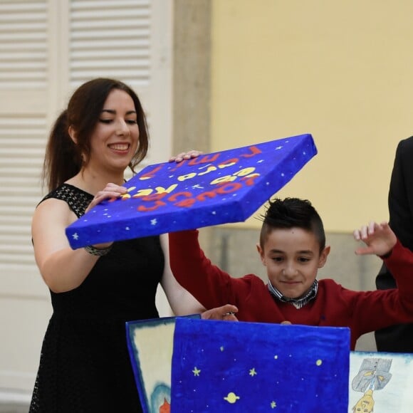 Le roi Felipe VI d'Espagne reçoit les enfants qui ont participé et gagné le concours "Qu'est-ce qu'un roi pour toi ?" au palais du Pardo à Madrid le 12 décembre 2016