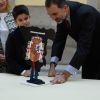Le roi Felipe VI d'Espagne reçoit les enfants qui ont participé et gagné le concours "Qu'est-ce qu'un roi pour toi ?" au palais du Pardo à Madrid le 12 décembre 2016
