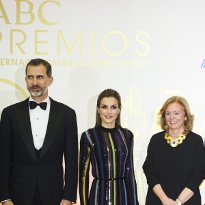 La reine Letizia d'Espagne était somptueuse et sophistiquée en robe Nina Ricci de la collection Resort 2017 pour la cérémonie des prix de journalisme Mariano de Cavia, Luca de Tena et Mingote qu'elle décernait le 13 décembre 2016 au siège du quotidien ABC avec son mari le roi Felipe VI.