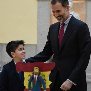 Le roi Felipe VI d'Espagne reçoit les enfants qui ont participé et gagné le concours "Qu'est-ce qu'un roi pour toi ?" au palais du Pardo à Madrid le 12 décembre 2016