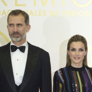 La reine Letizia d'Espagne était somptueuse et sophistiquée en robe Nina Ricci de la collection Resort 2017 pour la cérémonie des prix de journalisme Mariano de Cavia, Luca de Tena et Mingote qu'elle décernait le 13 décembre 2016 au siège du quotidien ABC avec son mari le roi Felipe VI.