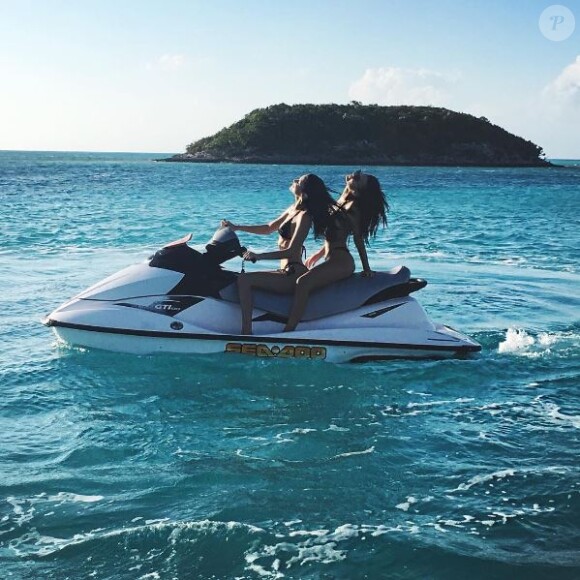Bella Hadid et Emily Ratajkowski à Norman's Cay, près de Nassau, capitale de l'île des Bahamas. Décembre 2016.