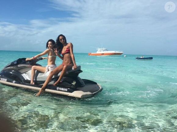 Bella Hadid et Lais Ribeiro à Norman's Cay, près de Nassau, capitale de l'île des Bahamas. Décembre 2016.