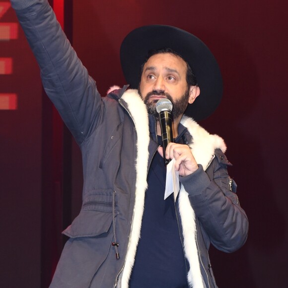 Exclusif - Cyril Hanouna a emprunté un chapeau à un Rabbin - Concert de solidarité de l'appel national pour la Tsédaka (Solidarité de la Communauté Juive de France envers les israélites et non israélites démunis) au Palais des Sports à Paris le 12 décembre 2016. Chaque année, l'Appel national pour la tsédaka mobilise dans un même élan de générosité, l’ensemble de la communauté juive de France pour soutenir des programmes sociaux. © Erez Lichtfeld/Bestimage