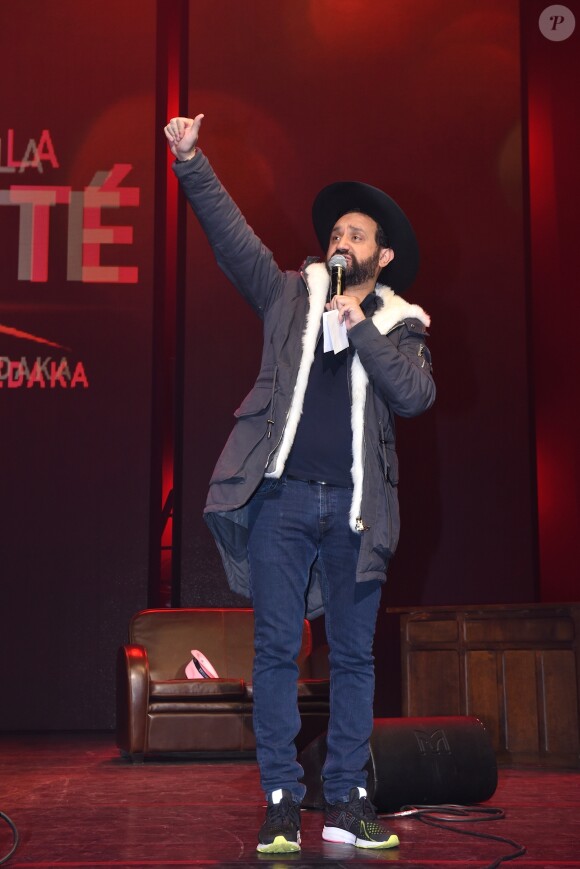 Exclusif - Cyril Hanouna a emprunté un chapeau à un Rabbin - Concert de solidarité de l'appel national pour la Tsédaka (Solidarité de la Communauté Juive de France envers les israélites et non israélites démunis) au Palais des Sports à Paris le 12 décembre 2016. Chaque année, l'Appel national pour la tsédaka mobilise dans un même élan de générosité, l’ensemble de la communauté juive de France pour soutenir des programmes sociaux. © Erez Lichtfeld/Bestimage