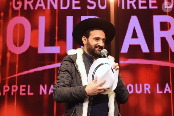 Exclusif - Cyril Hanouna a emprunté un chapeau à un Rabbin - Concert de solidarité de l'appel national pour la Tsédaka (Solidarité de la Communauté Juive de France envers les israélites et non israélites démunis) au Palais des Sports à Paris le 12 décembre 2016. Chaque année, l'Appel national pour la tsédaka mobilise dans un même élan de générosité, l’ensemble de la communauté juive de France pour soutenir des programmes sociaux. © Erez Lichtfeld/Bestimage