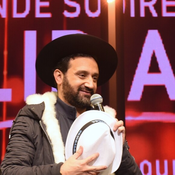 Exclusif - Cyril Hanouna a emprunté un chapeau à un Rabbin - Concert de solidarité de l'appel national pour la Tsédaka (Solidarité de la Communauté Juive de France envers les israélites et non israélites démunis) au Palais des Sports à Paris le 12 décembre 2016. Chaque année, l'Appel national pour la tsédaka mobilise dans un même élan de générosité, l’ensemble de la communauté juive de France pour soutenir des programmes sociaux. © Erez Lichtfeld/Bestimage