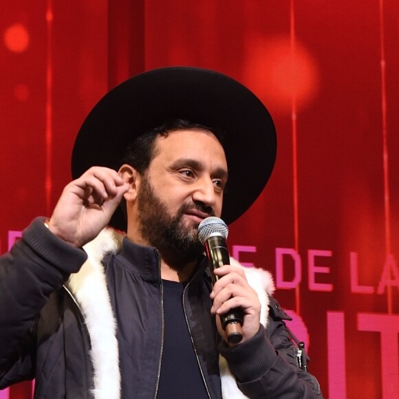 Exclusif - Cyril Hanouna a emprunté un chapeau à un Rabbin - Concert de solidarité de l'appel national pour la Tsédaka (Solidarité de la Communauté Juive de France envers les israélites et non israélites démunis) au Palais des Sports à Paris le 12 décembre 2016. Chaque année, l'Appel national pour la tsédaka mobilise dans un même élan de générosité, l’ensemble de la communauté juive de France pour soutenir des programmes sociaux. © Erez Lichtfeld/Bestimage