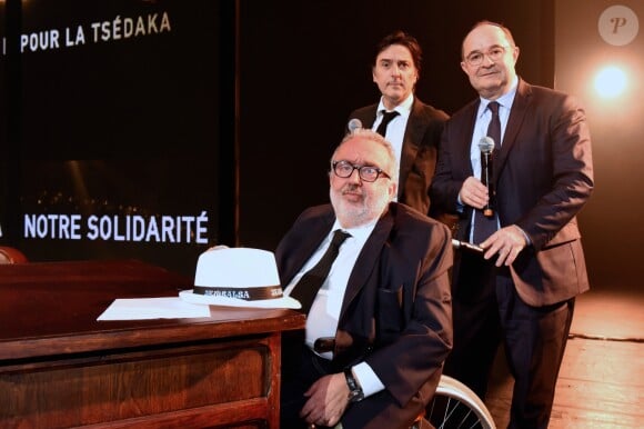 Exclusif - Les deux Parrains 2016 de la Tsédaka, Yvan Attal, Dominique Farrugia et le président de l'action sociale juive, le ' FSJU ' (Fond Social Juif Unifié) Mr Ariel Goldmann - Concert de solidarité de l'appel national pour la Tsédaka (Solidarité de la Communauté Juive de France envers les israélites et non israélites démunis) au Palais des Sports à Paris le 12 décembre 2016. Chaque année, l'Appel national pour la tsédaka mobilise dans un même élan de générosité, l’ensemble de la communauté juive de France pour soutenir des programmes sociaux. © Erez Lichtfeld/Bestimage