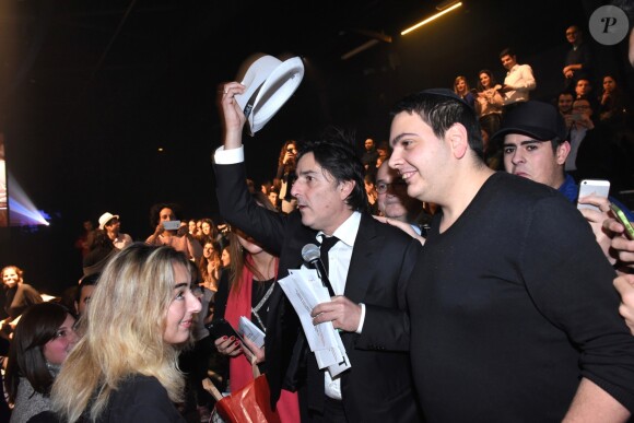 Exclusif - L'un des deux Parrains 2016 de la Tsédaka, Yvan Attal se déplace dans la salle de Concert pour récolter des enveloppes de dons - Concert de solidarité de l'appel national pour la Tsédaka (Solidarité de la Communauté Juive de France envers les israélites et non israélites démunis) au Palais des Sports à Paris le 12 décembre 2016. Chaque année, l'Appel national pour la tsédaka mobilise dans un même élan de générosité, l’ensemble de la communauté juive de France pour soutenir des programmes sociaux. © Erez Lichtfeld/Bestimage