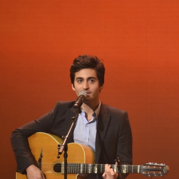 Exclusif - Enrico Macias et son petit-fils Symon Macias - Concert de solidarité de l'appel national pour la Tsédaka (Solidarité de la Communauté Juive de France envers les israélites et non israélites démunis) au Palais des Sports à Paris le 12 décembre 2016. Chaque année, l'Appel national pour la tsédaka mobilise dans un même élan de générosité, l’ensemble de la communauté juive de France pour soutenir des programmes sociaux. © Erez Lichtfeld/Bestimage