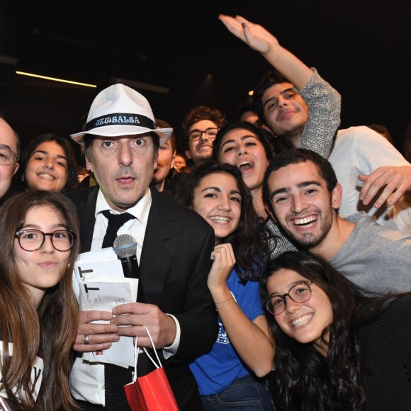 Exclusif - Le président de l'action sociale juive, le ' FSJU ' ( Fond Social Juif Unifié ) Mr Ariel Goldmann ( 2ème gauche ) et Yvan Attal ( centre ) avec les Etudiants Juifs de France ( UEJF ) - Concert de solidarité de l'appel national pour la Tsédaka (Solidarité de la Communauté Juive de France envers les israélites et non israélites démunis) au Palais des Sports à Paris le 12 décembre 2016. Chaque année, l'Appel national pour la tsédaka mobilise dans un même élan de générosité, l’ensemble de la communauté juive de France pour soutenir des programmes sociaux. © Erez Lichtfeld/Bestimage