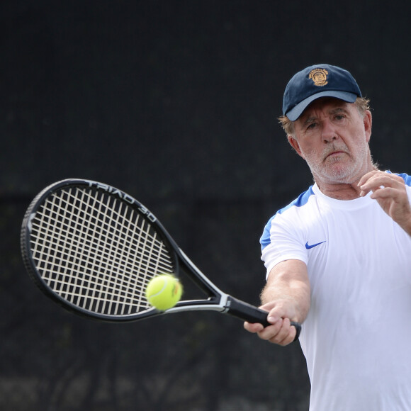 Alan Thicke joue au tennis en Floride le 20 novembre 2015.