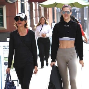 Exclusif - Lisa Rinna et sa fille Delilah Hamlin vont faire du shopping à la sortie de leur cours de gym dans le quartier Beverly Hills à Los Angeles, Californie, Etats-Unis, le 16 novembre 2016.