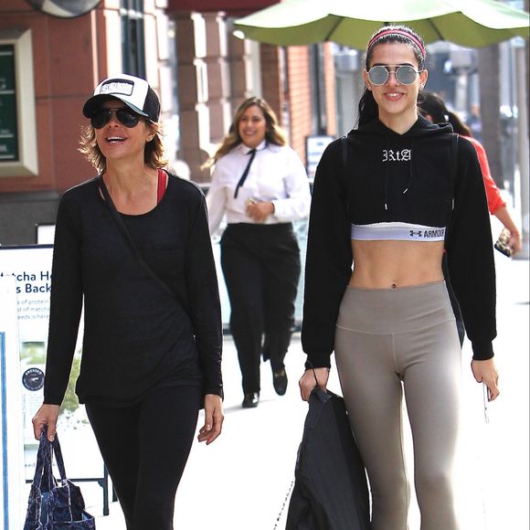 Exclusif - Lisa Rinna et sa fille Delilah Hamlin vont faire du shopping à la sortie de leur cours de gym dans le quartier Beverly Hills à Los Angeles, Californie, Etats-Unis, le 16 novembre 2016.