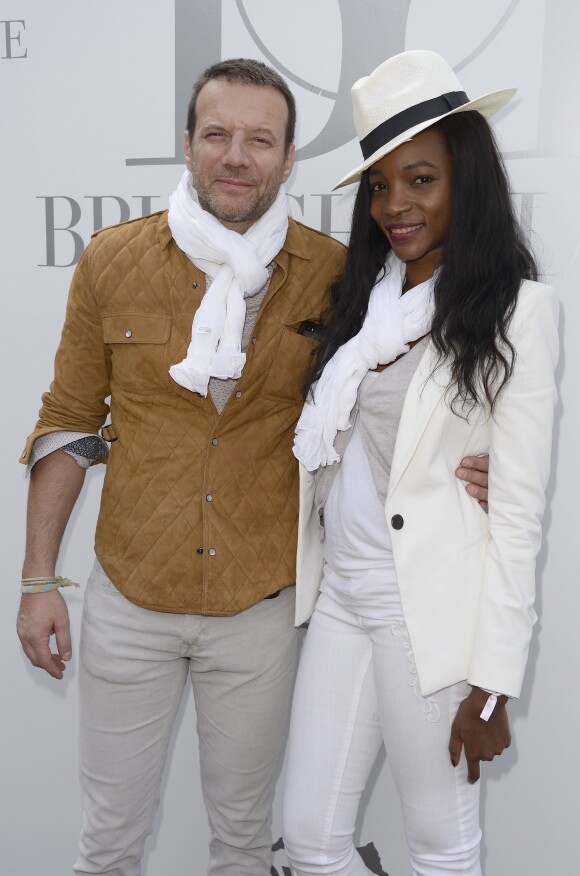 Samuel Le Bihan et sa compagne Daniela Beye - Photocall de la 4ème édition du "Brunch Blanc" sur le bateau "L'Excellence" à Paris, le 29 juin 2014.